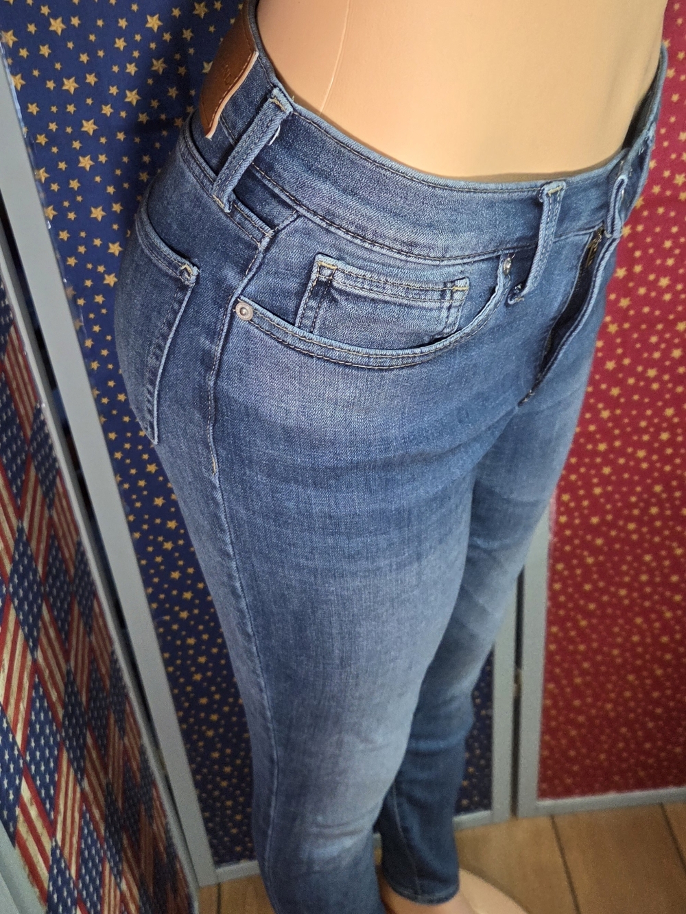 **Lucky Brand Womens Skinny Jeans in Medium Blue Wash** - Picture 2 of 11